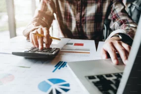 DRH travaillant sur son budget mentorat