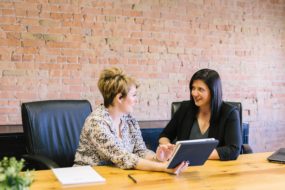 Femmes dans une séance de mentorat/mentoring